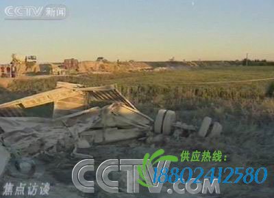 ...汽车抢越道口,与旅客列车相撞,造成旅客列车机车及9节车厢脱...