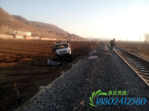 ...与正在通过道口的k1189次列车的机车相撞.列车无人员伤亡,肇...