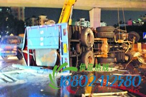 私改油罐车翻车 柴油漏满地