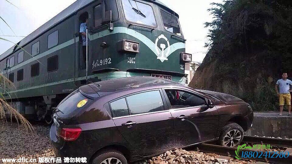 37岁的林先生当时正开车载着父亲，村里有一条铁道，走货运火车，铁道两侧没有设护栏，平时放着反光锥提醒司机。林先生也要从这里跨过。然而，车的前轮轧过铁轨之后，突然，车熄火了，此时，火车就在百米之外！他赶紧重新点火，可是点了2次都没能启动，眼看火车离自己只剩三四十米了，<a href=