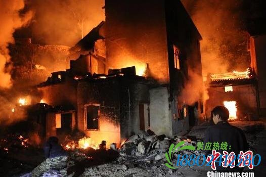 湖北秭归一油罐车侧翻爆燃致5死1伤 事故原因正在调查