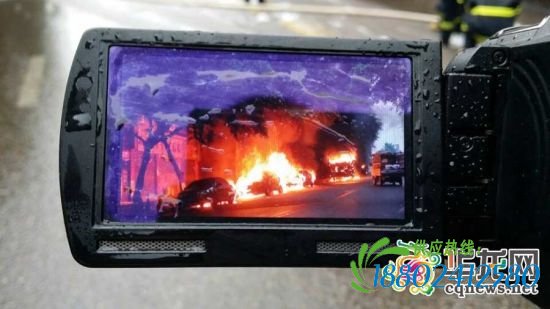 重庆万州油罐车发生爆燃 引燃附近5辆小车(图)