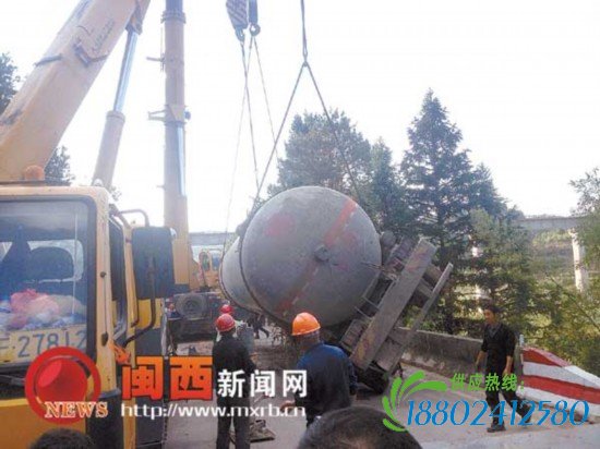 连城一油罐车因避让车辆侧翻河里未发生泄漏
