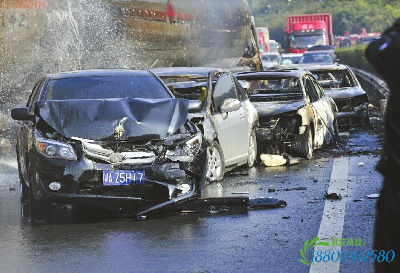 油罐车卷入连环追尾险爆炸 消防奋战11小时扑灭