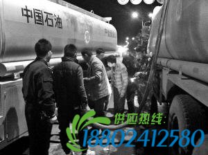 油罐车阀门出故障市区泄漏 抢险人员转移数吨柴