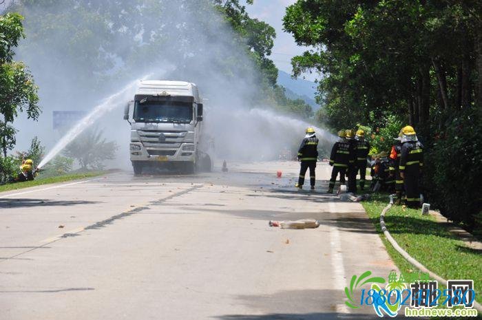 惊险！琼中一油罐车油罐车轮胎爆胎发生了火灾