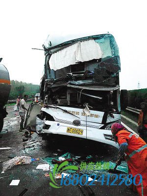 荣乌高速公路大巴油罐车相撞15人受伤
