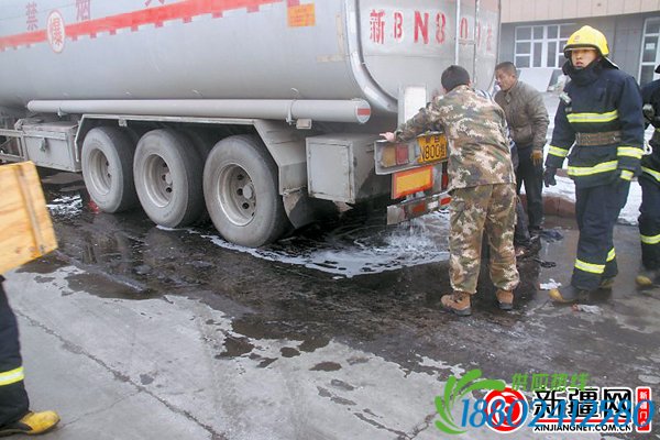 乌鲁木齐:阀门故障导致泄漏 油罐车流出百米＂汽