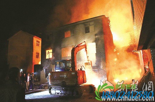 秭归一辆油罐车24日晚侧翻后爆炸 5人遇难3人受伤