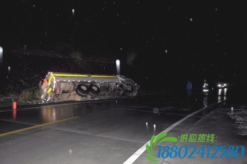 18吨油罐车保亭侧翻汽油泄漏