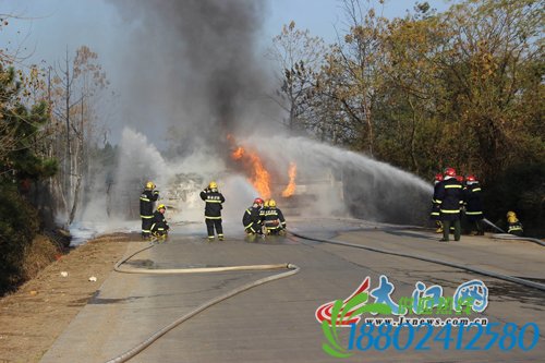 新余:26吨油罐车侧翻“314”省道路中央（图）