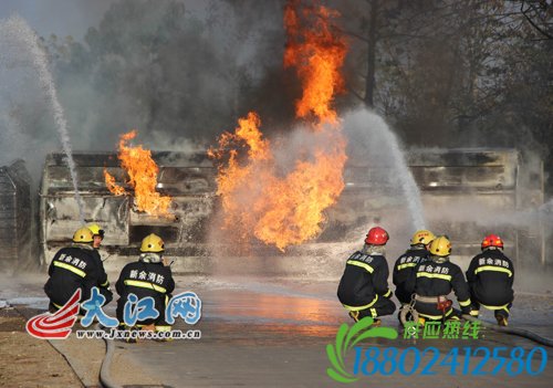 新余:26吨油罐车侧翻“314”省道路中央（图）