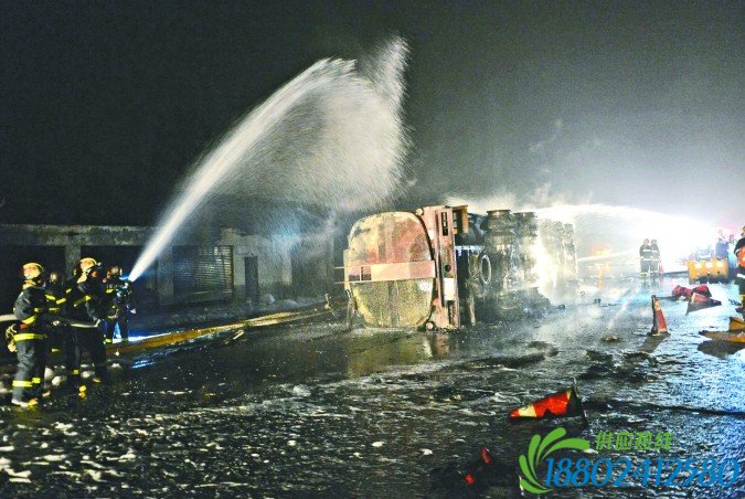 油罐车侧翻爆炸致2死2伤 成温邛全线暂关闭