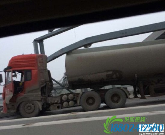郑州三环快速路限高杆被撞 交警：罚款扣分拘留