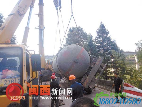连城:一油罐车因避让车辆侧翻河里 未发生泄漏
