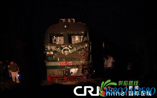 西安砂石车与火车相撞 砂石车起火报废(高清组图)