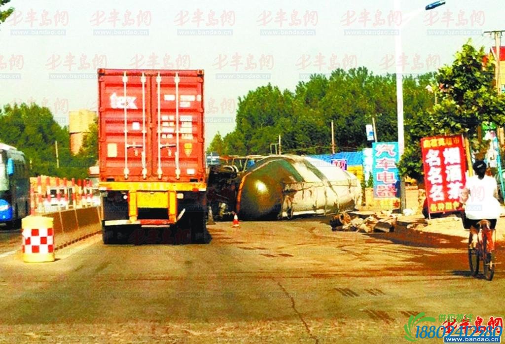 油罐车侧翻现场。(市民提供)