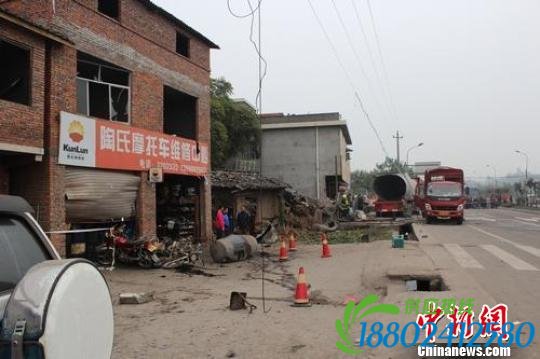 自贡一油罐车爆炸 9人受伤10余间民房受损