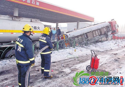 乌鲁木齐油罐车侧翻加油站旁