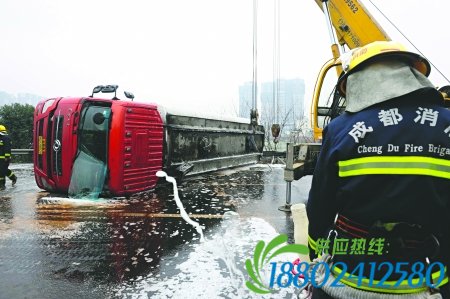 绕城高速油罐车侧翻 阻断交通两小时