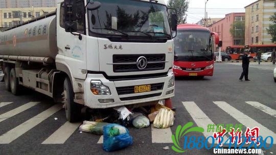 哈尔滨一油罐车与电动车相撞致1人死亡(图)