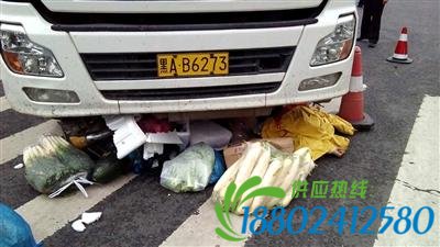 一油罐车将电动车撞倒卷进车底 骑车男子当场身