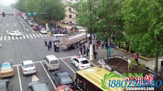 哈尔滨一油罐车与电动车相撞致1人死亡(图)