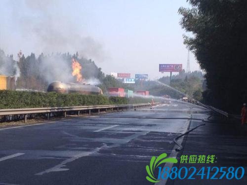 成南高速液化石油气罐车追尾爆炸 致5车被毁伤亡不明