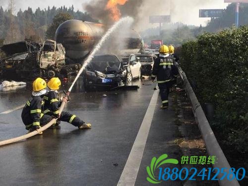 成南高速液化石油气罐车追尾爆炸 致5车被毁伤亡不明