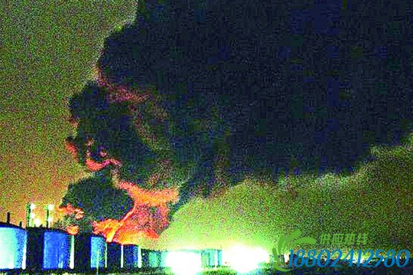 车辆起火引油罐爆炸 7辆油罐车化成灰烬(图)