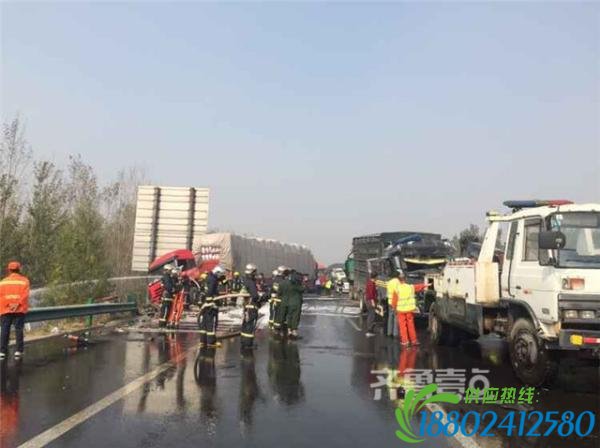山东荣乌高速近40辆车因团雾连环撞，一罐车侧翻