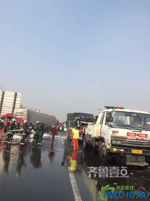 山东荣乌高速近40辆车因团雾连环撞，一罐车侧翻