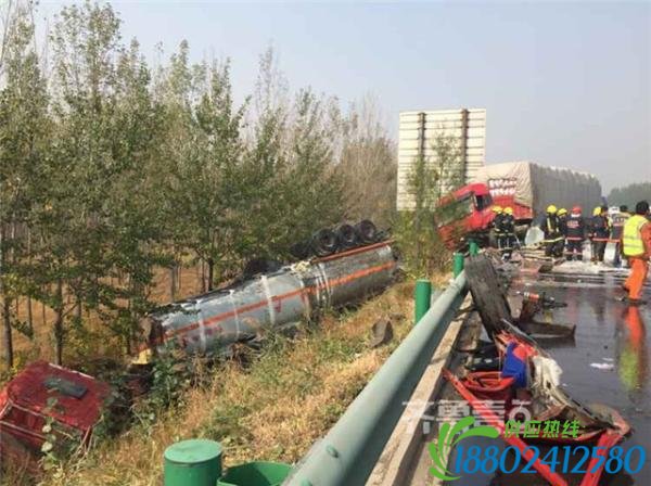 山东荣乌高速近40辆车因团雾连环撞，一罐车侧翻