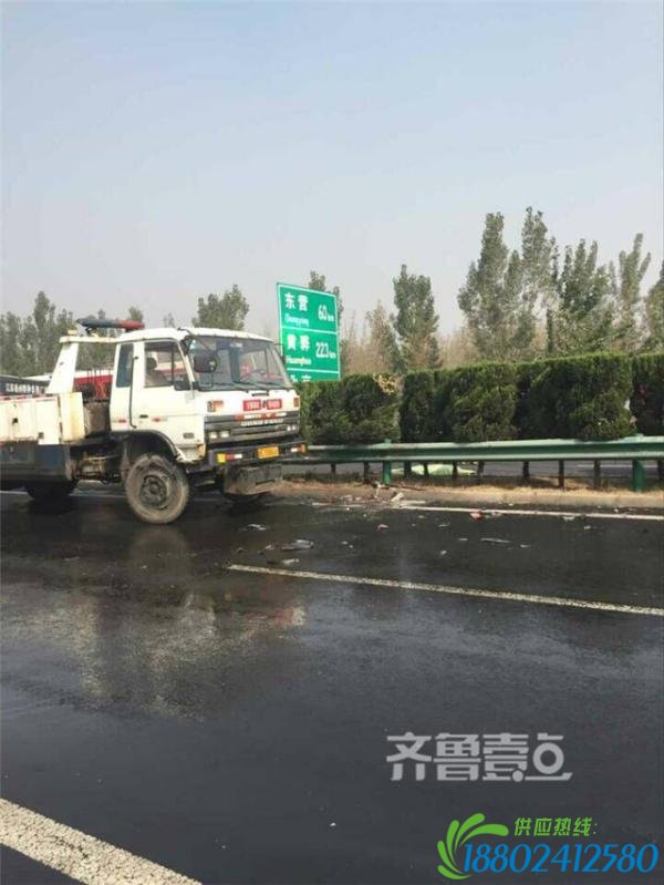 山东荣乌高速近40辆车因团雾连环撞，一罐车侧翻