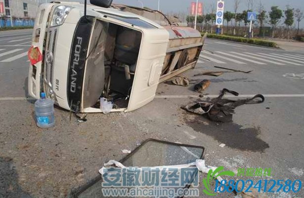 芜湖一油罐车超速行驶撞翻三轮车 车辆侧翻司机断3指