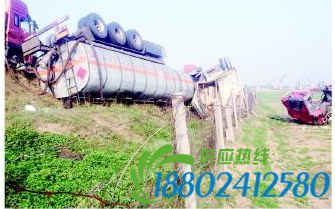 两车高速追尾翻进沟 油罐车“四脚朝天”