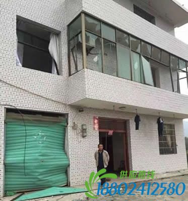 沪昆高速一油罐车爆炸 现场一片狼藉 