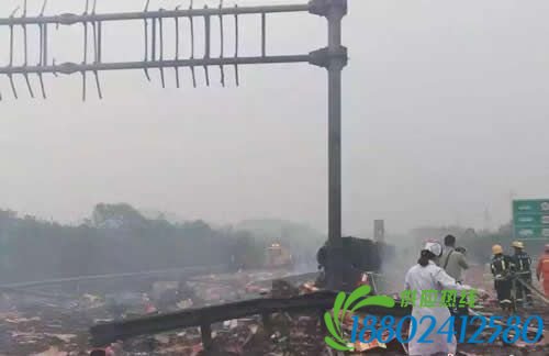 沪昆高速一油罐车爆炸 现场一片狼藉 