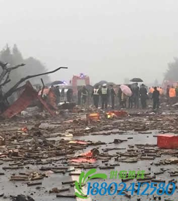 沪昆高速一油罐车爆炸 现场一片狼藉 