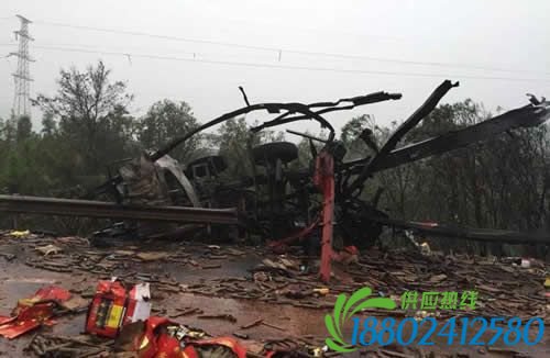沪昆高速一油罐车爆炸 现场一片狼藉 