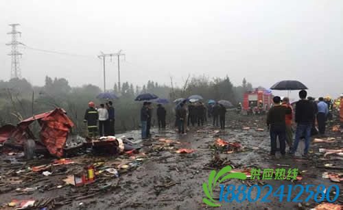 沪昆高速一油罐车爆炸 现场一片狼藉 