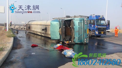 油罐车侧翻致柴油泄漏