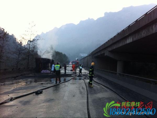 京昆高速一油罐车爆炸致3死1伤 已临时封路