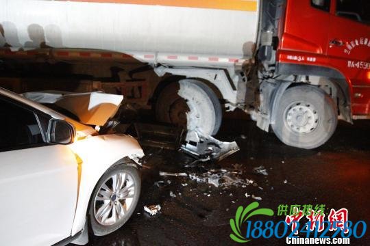 京藏高速青海境内一满载油罐车违章调头发生车