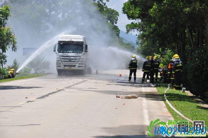 惊险!琼中一油罐车爆胎引发了火灾