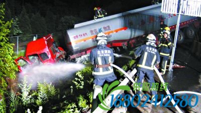 油罐车栽入深沟