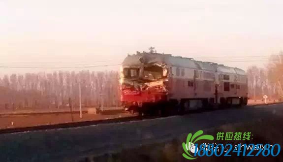 硬碰硬!杰狮与火车相撞