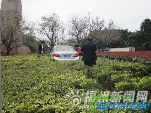 油罐车撞上轿车轿车冲向环岛