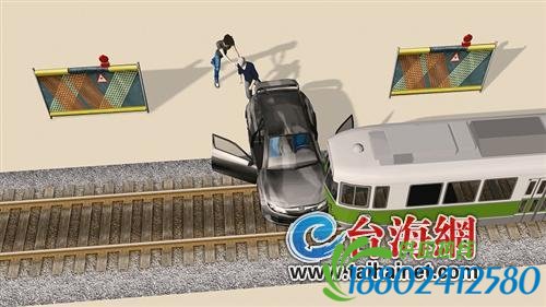 惊魂！小车铁轨前熄火 司机在被火车撞上之际拽