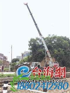 惊魂！小车铁轨前熄火 司机在被火车撞上之际拽